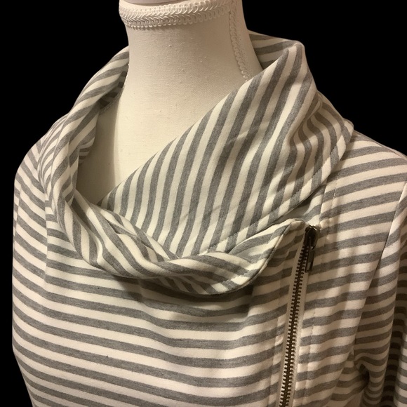 ANDREE BY UNIT GRAY & WHITE STRIPE COWL SIDE ZIP-UP SWEATER / Size S - Picture 5 of 11
